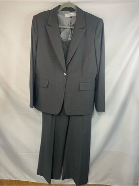 Tahari gray pin stripe suit, this is gorgeous! Size 14, measurements ⬇️